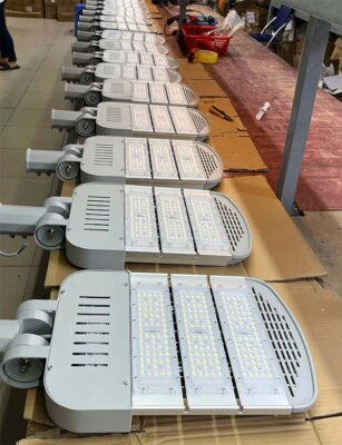 Các đèn đường module Pi công suất 150W đặt trên bàn lắp đặt đèn