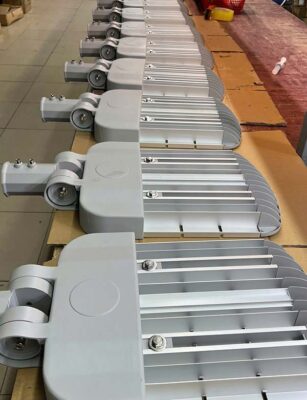 Các đèn đường Pi công suất 150W đặt nằm úp trên bàn